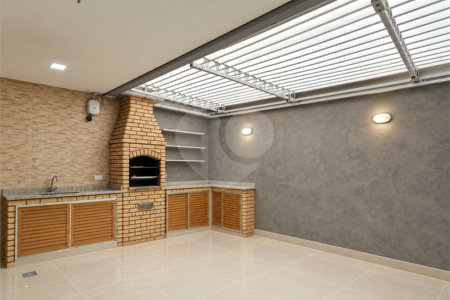 Sobrado geminado com 185 m², 3 suítes, closet, 4 vagas, área gourmet, sótão, energia solar, aquecimento de água e sistema completo de segurança.