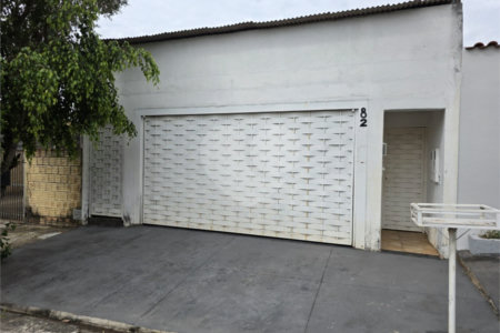 Casa térrea à venda no Douradinho com 2 quartos e edícula com mais dois quartos e 2 banheiros.