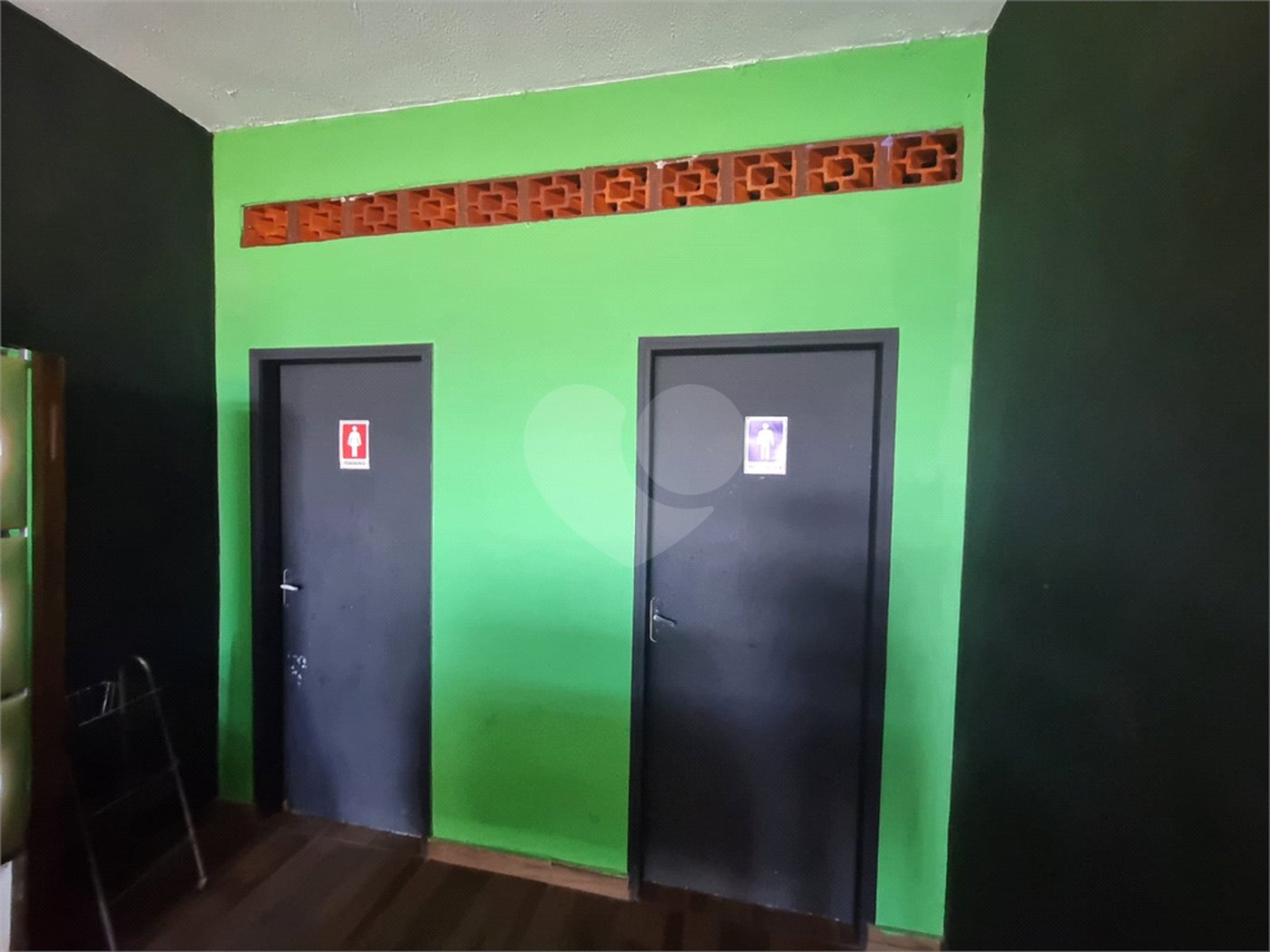 Sobrado 3 quartos e área comercial em baixo.