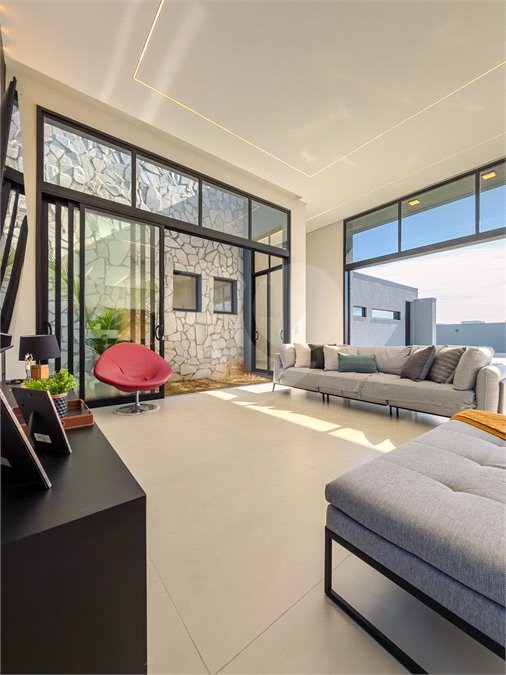 Indaiatuba - Quintas da Terracota - 1252 m² de terreno - casa térrea com 514 m² de área construída -3 vagas de garagem cobertas e 3 descobertas Lavabo - Sala de estar e jantar amplas e integradas - Escritório privativo - Cozinha toda equipada com geladeira, forno, micro-ondas, lava-louças,