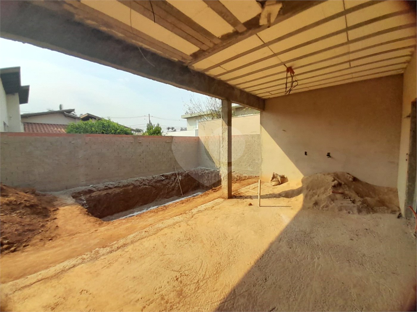 Casa em Construção com Área Gourmet e Piscina no Condomínio Damha II