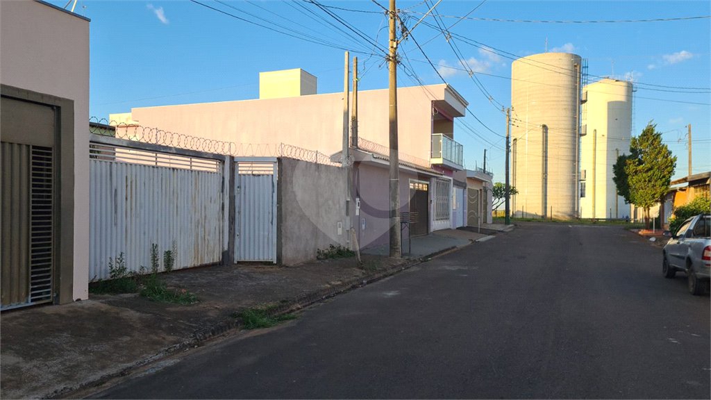 Terreno murado com portão e concertina no Jardim Embaré,