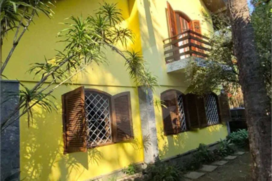 Casa com Piscina, Sauna e Edícula em Rua Arborizada no Tremembé