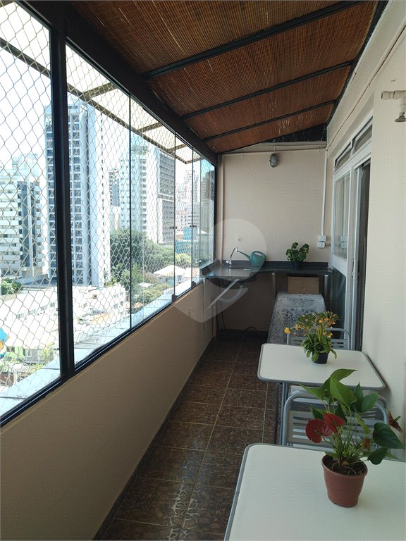 Apartamento duplex, espaçoso, ensolarado. Ideal para uma bela modernização.