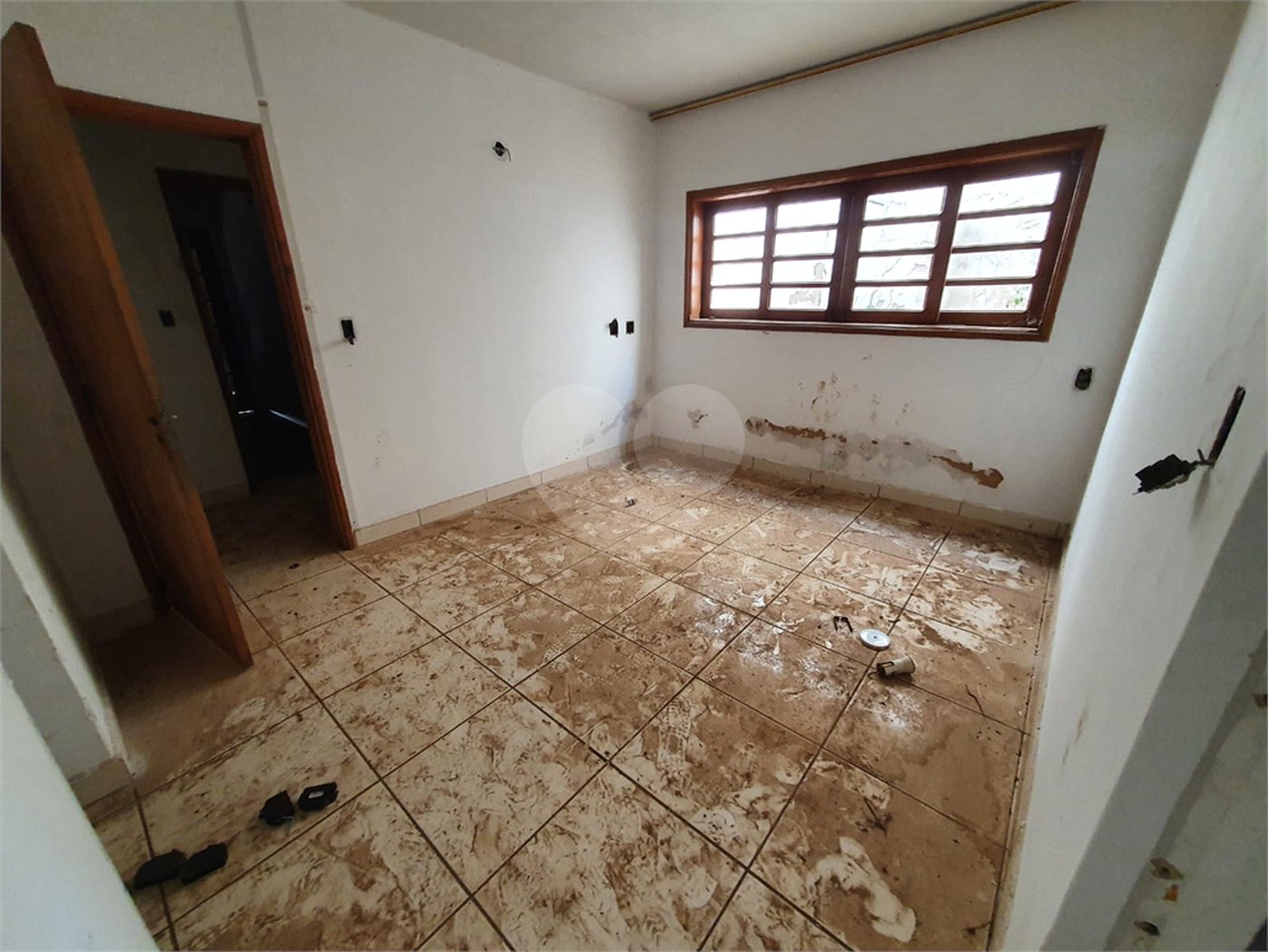 Casa térrea com 5 dormitórios, sendo 2 suítes.