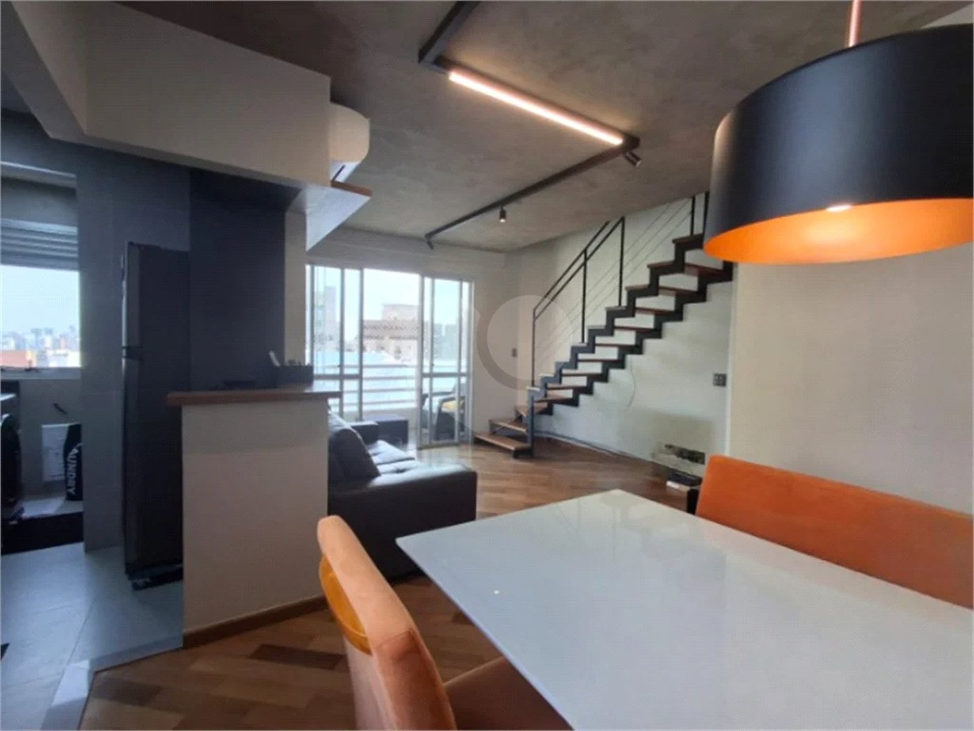 Apartamento totalmente decorado em Moema com 70 m2 , 2 quartos, 2 suítes e 2 vagas, ambientes com ar condicionado.
