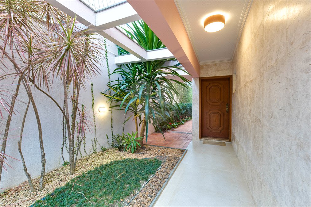 Casa à venda com 4 quartos, sendo 2 suítes,  em Alto da Boa Vista, São Paulo, SP