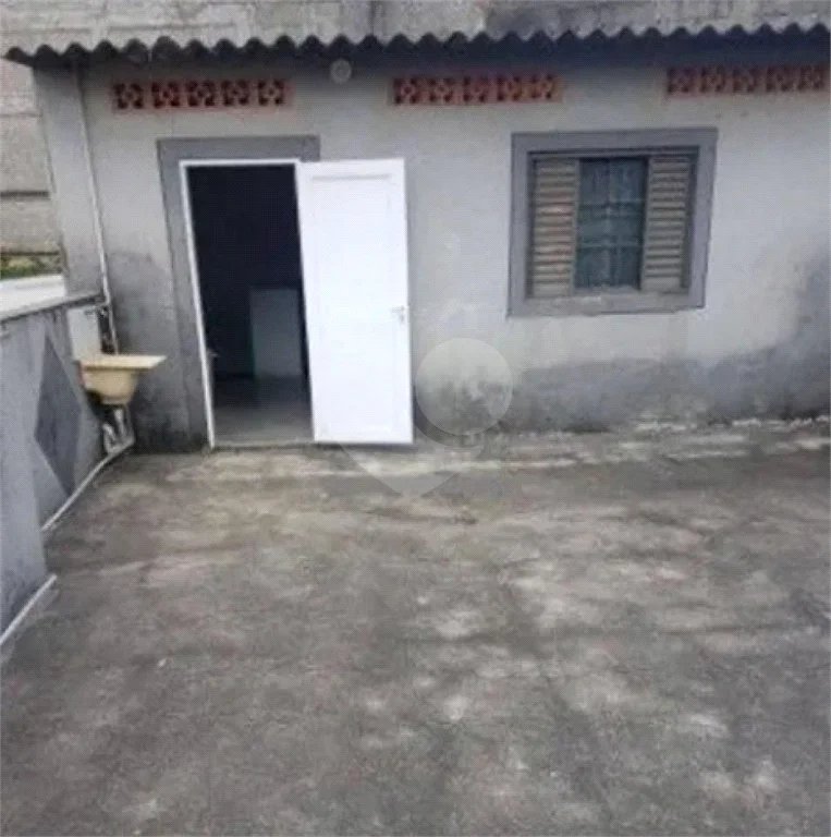 Galpão comercial com 147 m² de área total de terreno e 100 m² de área útil no Cambuci.