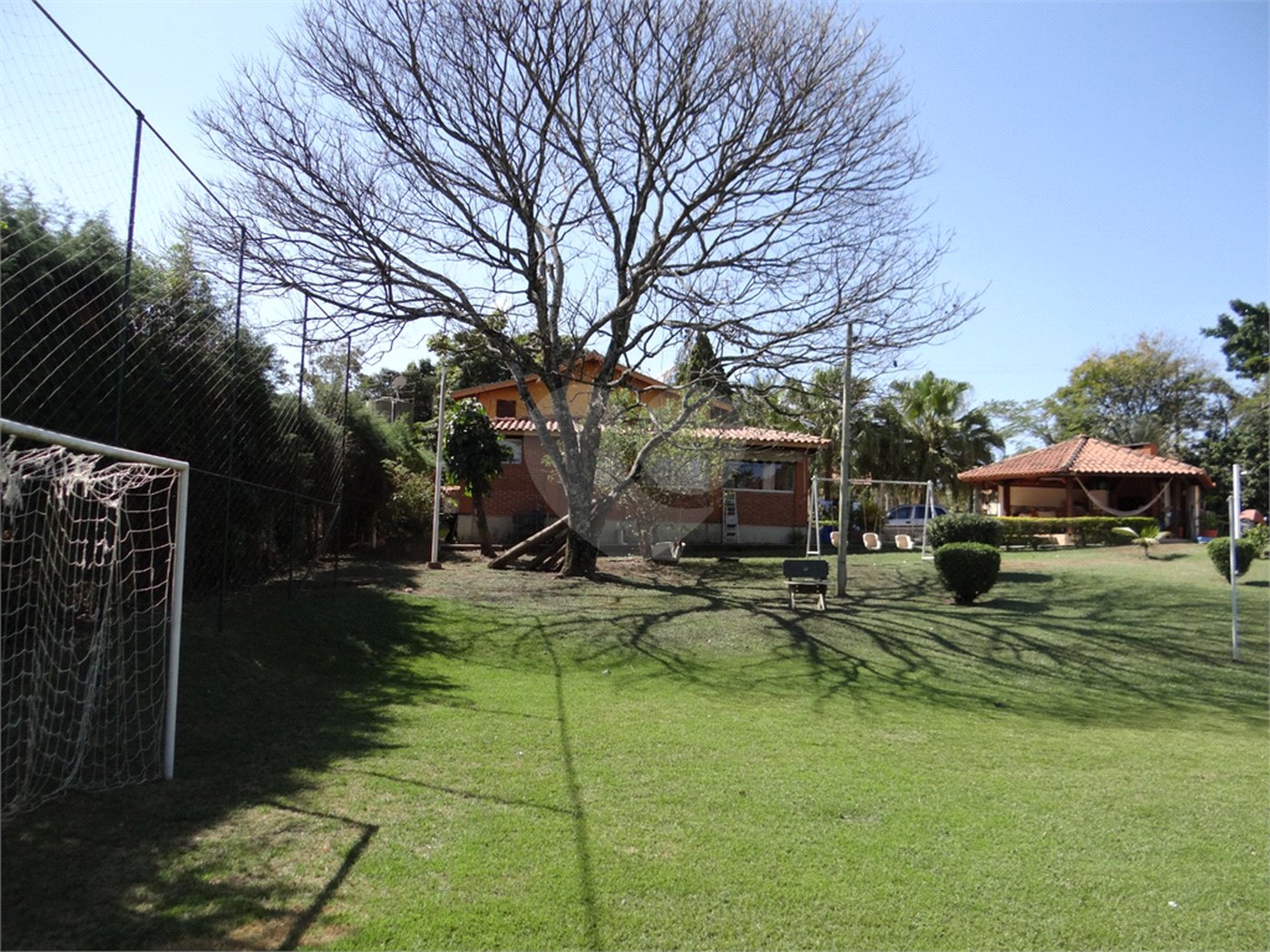 Indaiatuba- Jardins dos Laranjais - Chácara dentro do Vale das Laranjeiras, segundo portão: Jardim dos Laranjais. 3 quartos, 1 banheiro social, 1 sala espaçosa de TV, 1 sala de jantar, cozinha, 1 varanda fechada com portas Blindex. Quiosque, piscina, capela com bancos e altar,