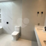 Sobrado de alto padrão no Swiss Park, totalmente reformado, com 4 suítes, piscina, elevador, espaço gourmet, 4 vagas e condomínio com lazer completo.