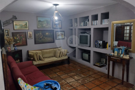 Casa à venda na Vila Mariana de 300 metros quadrados, com 3 dormitórios, 1 suíte e 2 vagas.
