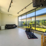 Indaiatuba - Quintas da Terracota - 1252 m² de terreno - casa térrea com 514 m² de área construída -3 vagas de garagem cobertas e 3 descobertas Lavabo - Sala de estar e jantar amplas e integradas - Escritório privativo - Cozinha toda equipada com geladeira, forno, micro-ondas, lava-louças,
