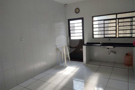 Casa térrea com 2 dormitórios, sendo 1 suíte.