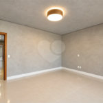 Sobrado geminado com 185 m², 3 suítes, closet, 4 vagas, área gourmet, sótão, energia solar, aquecimento de água e sistema completo de segurança.