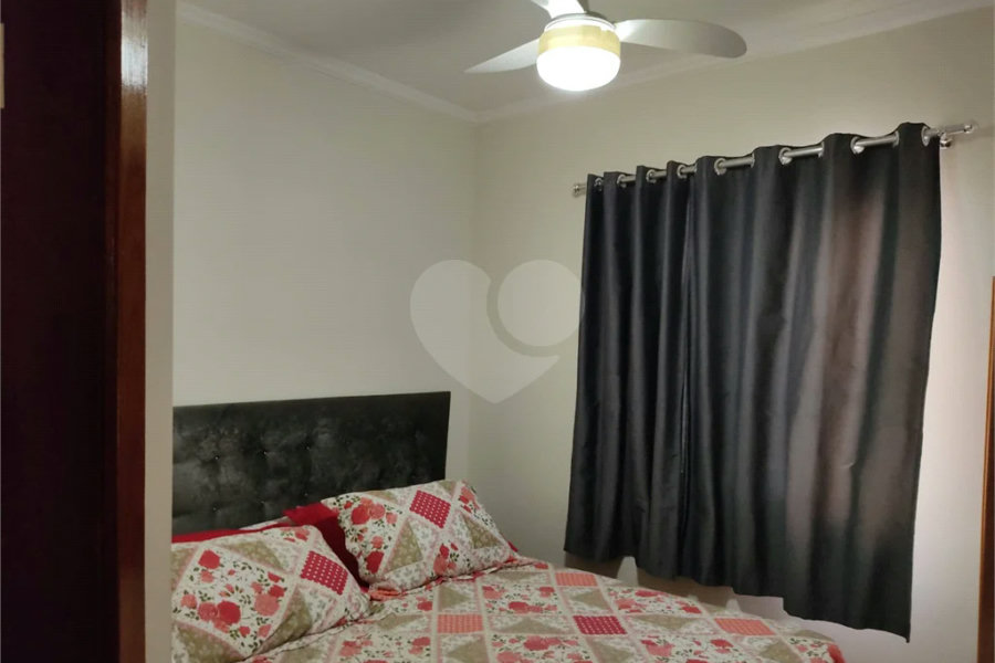 Apartamento térreo , três quartos sendo uma suíte.