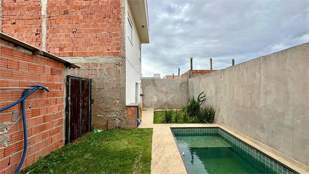 Sobrado a venda com 3 dormitorios sendo 1 suite com closet e varanda no bairro Arcoville