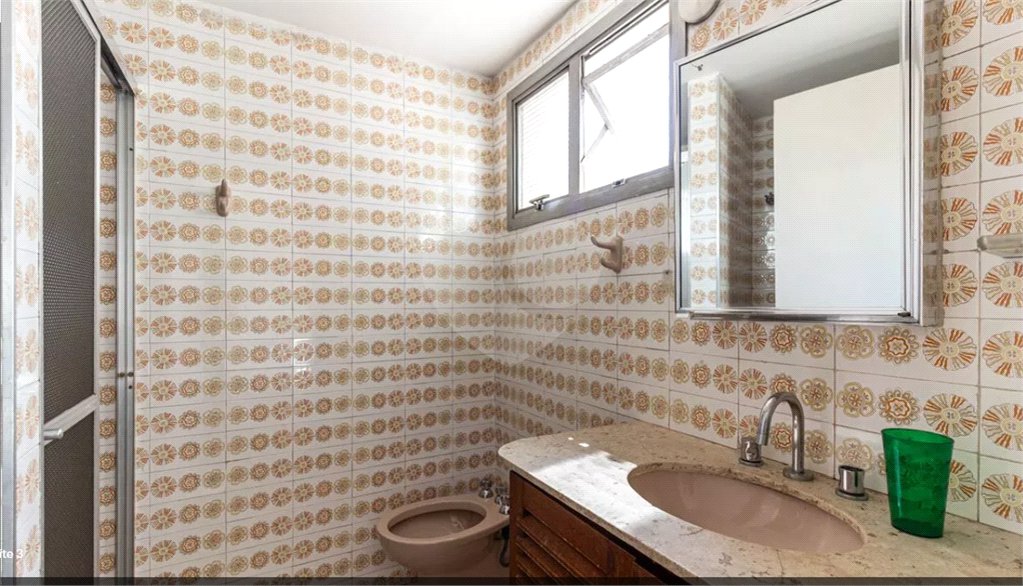 Este elegante apartamento em Higienópolis oferece 224m² de área muito bem distribuída, perfeito para quem valoriza conforto