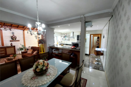Casa residencial com ponto comercial a venda no Centro