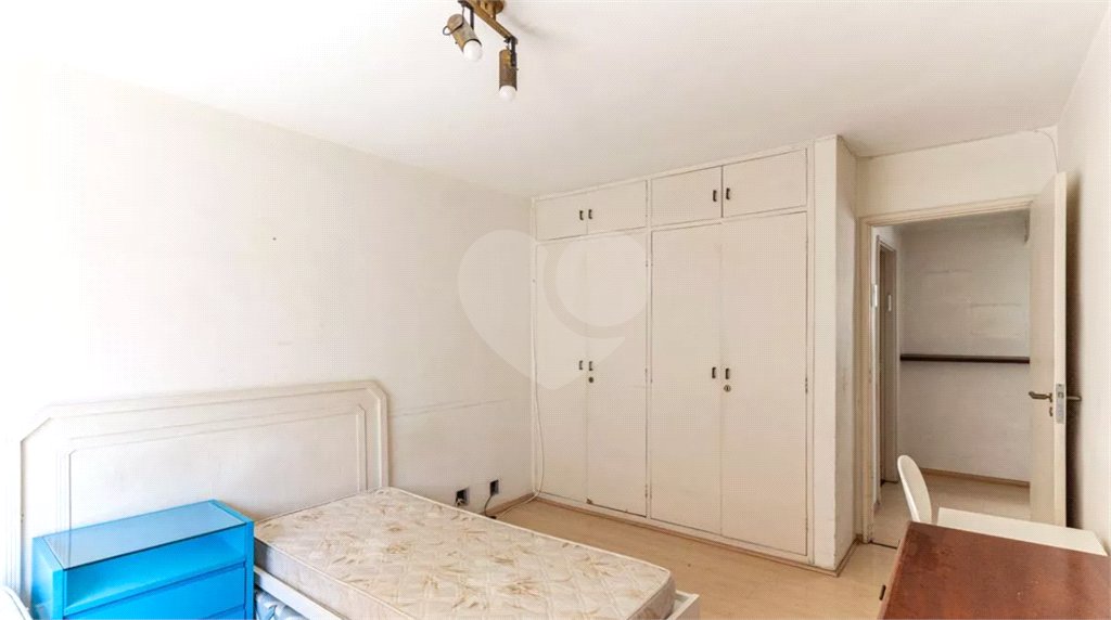 Este elegante apartamento em Higienópolis oferece 224m² de área muito bem distribuída, perfeito para quem valoriza conforto