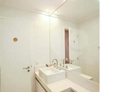 Espaço, conforto e uma localização privilegiada fazem deste apartamento mobiliado no Baeta Neves, em São Bernardo do Campo, uma excelente opção para seu novo lar. Com 118 m², três dormitórios e quatro banheiros, o imóvel oferece ambientes amplos para acomodar a família e receber amigos com comodidad