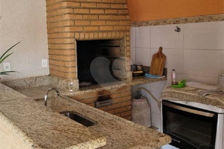 Casa térrea com 2 dormitórios, sendo 1 suíte.