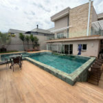 Casa de alto padrão em condomínio exclusivo com 4 suítes