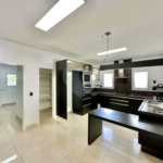 Casa em condomínio Impecável, 4 dorms / 2 suítes, varanda gourmet, piscina, 3 lareiras