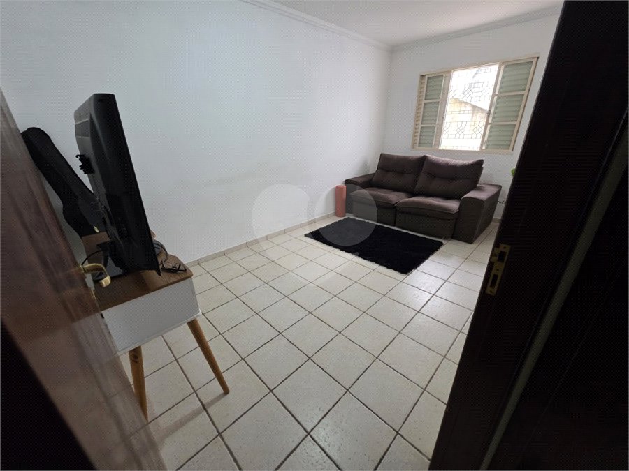 Casa térrea à venda no Douradinho com 2 quartos e edícula com mais dois quartos e 2 banheiros.