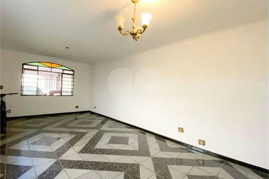 Oportunidade à venda na Vila Ipojuca: Sobrado Espaçoso com 200m²de área construída e 250m2 de terreno - 4 Dormitórios e 5 Vagas de garagem.
