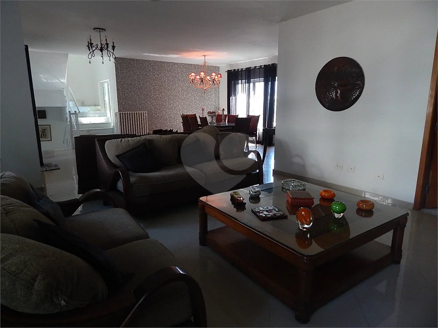 Casa em condomínio fechado no Jardim Floresta, 3 suítes, área gourmet, piscina, 4 vagas.