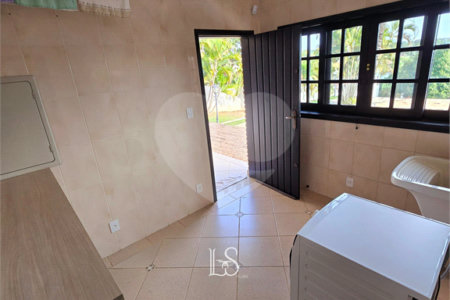 Indaiatuba- Vale das Laranjeiras - Vista dos fundos para o lago - Casa assobradada - 3 pisos, 4 quartos, 2 suítes, uma com hidro ,escritório, sala 3 ambientes, lareira, lavabo,cozinha ampla, despensa, lavanderia, churrasqueira, forno pizza, 6 wcs, piscina, jardim despensa, garagem, segurança
