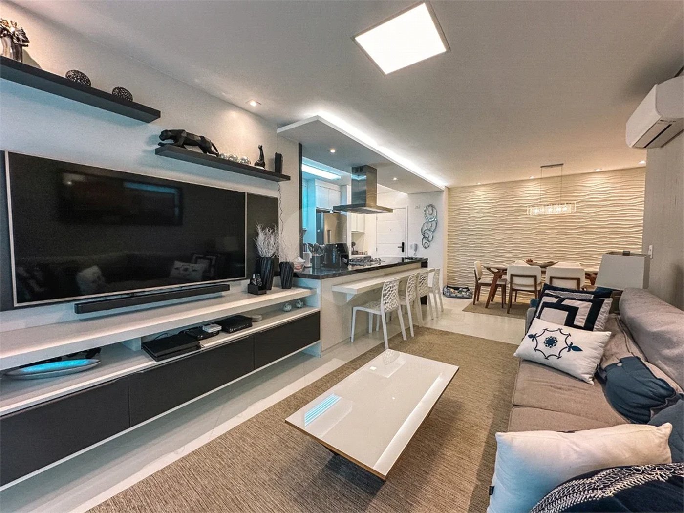 Apartamento à venda com 3 quartos, sendo 2 suítes,  em Riviera de São Lourenço, Bertioga, SP