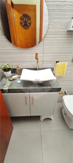 Casa Nova (Apenas 2 Anos) com Suíte: Conforto, Segurança e Localização Privilegiada!