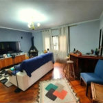 Sobrado à venda com 230m², 5 vagas e churrasqueira no Jardim Ester