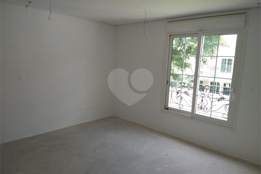 Condomínio de casas de alto padrão em estilo Neoclássico Francês