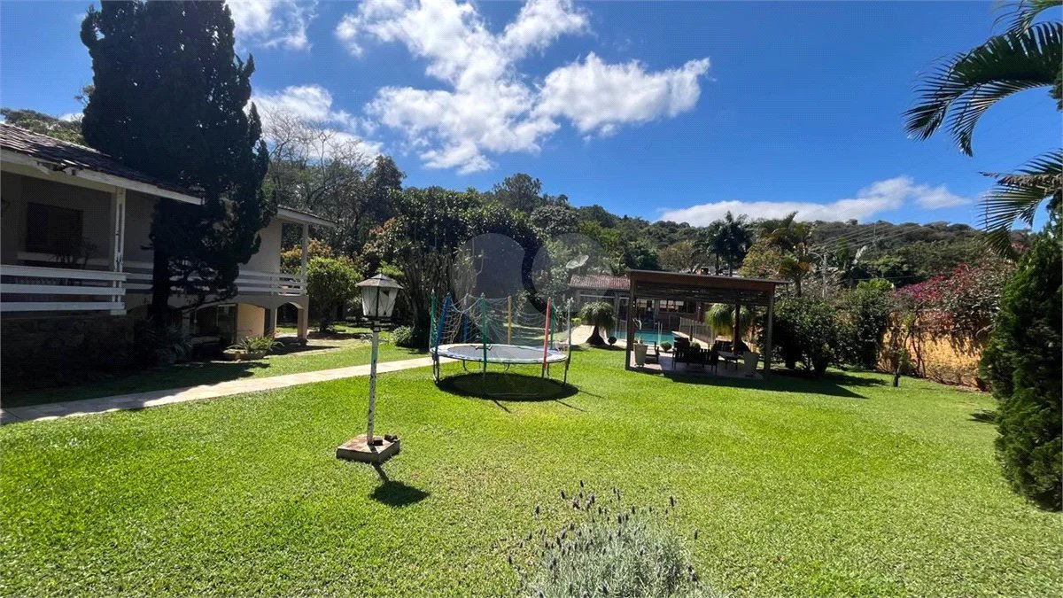 Residência térrea com 05 dormitorios, sendo 03 suítes, piscina e vagas para autos em Atibaia sp
