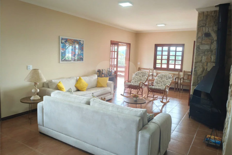 Casa à venda com 4 quartos, sendo 2 suítes,  em Country Residencial Felix, Bom Jesus dos Perdões, SP