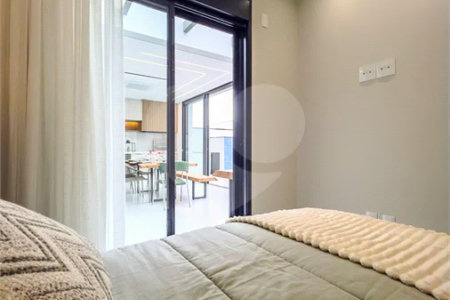 Casa Térrea – Condomínio Maria Cândida - 300 m² de terreno - 212 m² de área construída - 4 vagas de garagem, sendo 2 cobertas - Sala de jantar e estar integradas, com pé-direito duplo e cortina - 3 suítes com ar-condicionado, sendo 1 master com closet – planejado – Roupeiro – Escritório - Cozinha