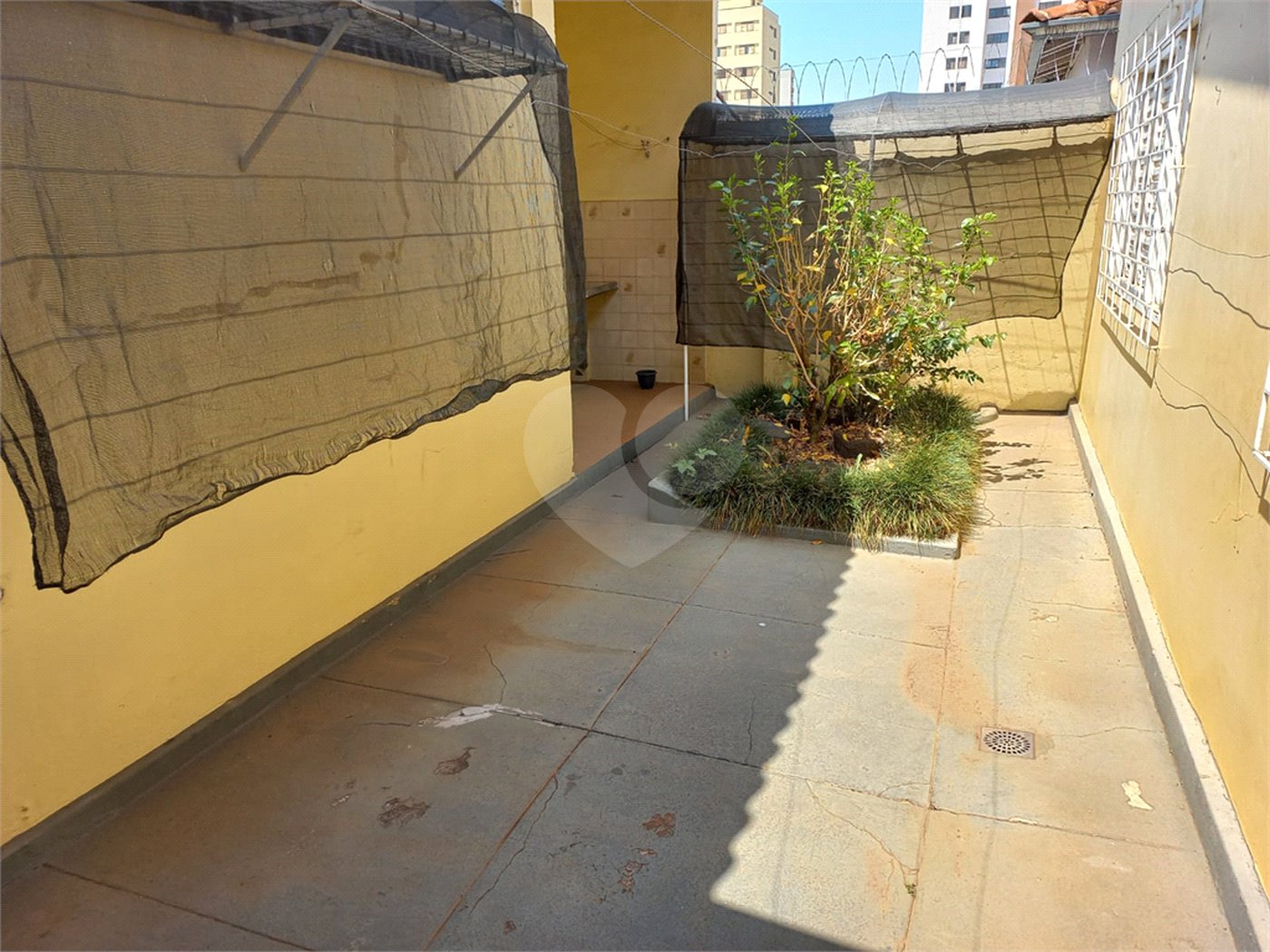 Casa Térrea com 3 dormitórios, sendo 1 suíte.