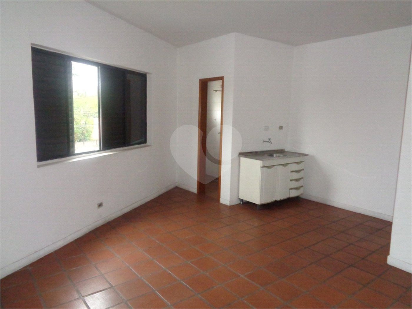 Sala comercial 27,5m² para locação na Av. Lucas Nogueira Garcdz - Atibaia - SP
