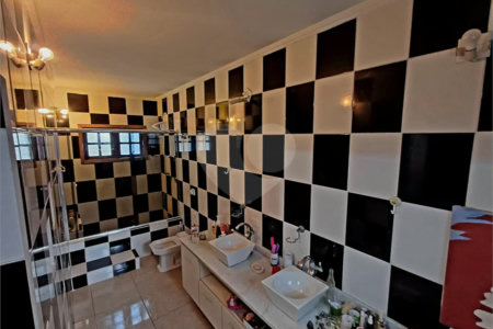 Casa à venda em Atibaia com 5 dormitórios (1 suíte), piscina e área gourmet, 2 vagas garagem, avalia permuta e financiamento