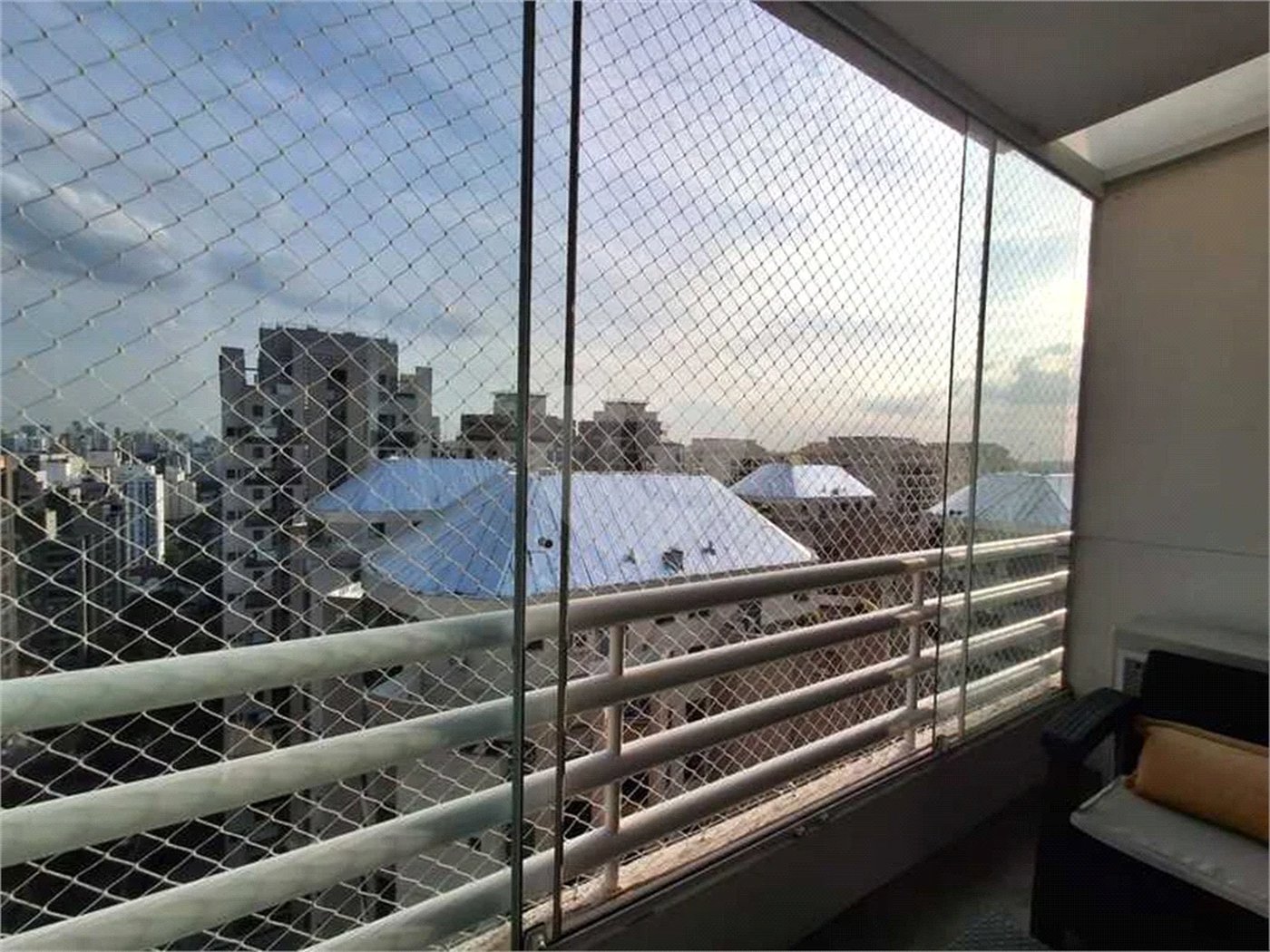 Apartamento totalmente decorado em Moema com 70 m2 , 2 quartos, 2 suítes e 2 vagas, ambientes com ar condicionado.