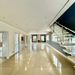 Casa em condomínio Impecável, 4 dorms / 2 suítes, varanda gourmet, piscina, 3 lareiras