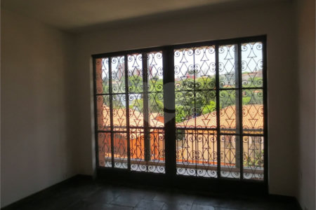 Casa no Pacaembu com ótima distribuição e amplo quintal em terreno em declive