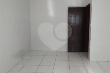 Casa térrea com 2 dormitórios, sendo 1 suíte.