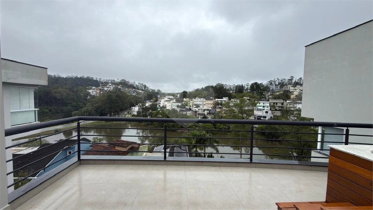 Sobrado de alto padrão no Swiss Park, totalmente reformado, com 4 suítes, piscina, elevador, espaço gourmet, 4 vagas e condomínio com lazer completo.