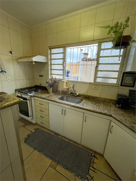 Sobrado de 120m² com 2 dormitórios, 2 vagas de garagem e próximo ao aeroporto.