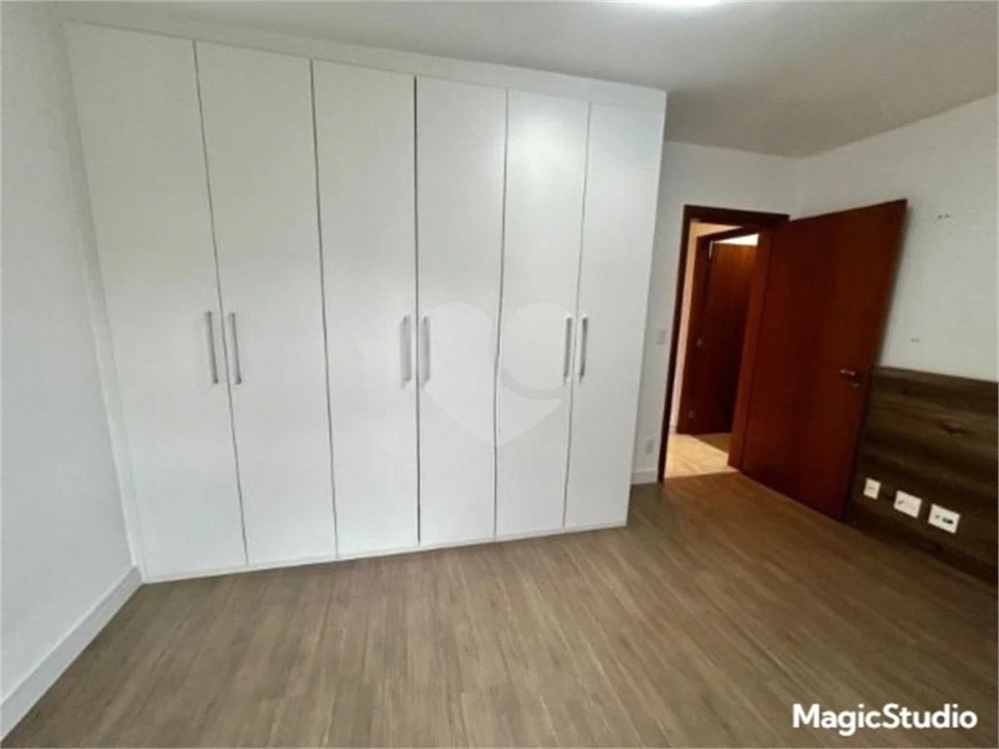 Apartamento com 138m², 3 dormitórios, sendo 3 suítes, 2 vagas de garagem, à venda na Vila Valparaiso em Santo André.