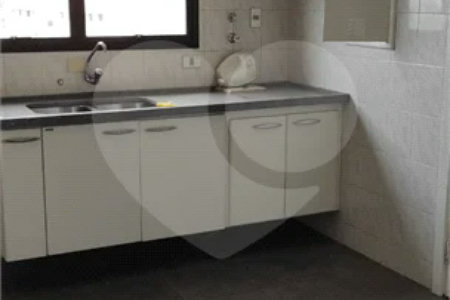 Apartamento Espaçoso com 4 Dormitórios, Suíte e Varanda no Jardim Paris