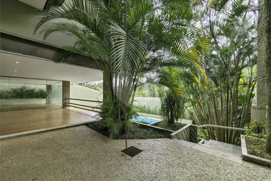 CASA EM RUA FECHADA NA REGIÃO DO MORUMBI / REGIÃO DO CLUBE PAINEIRAS